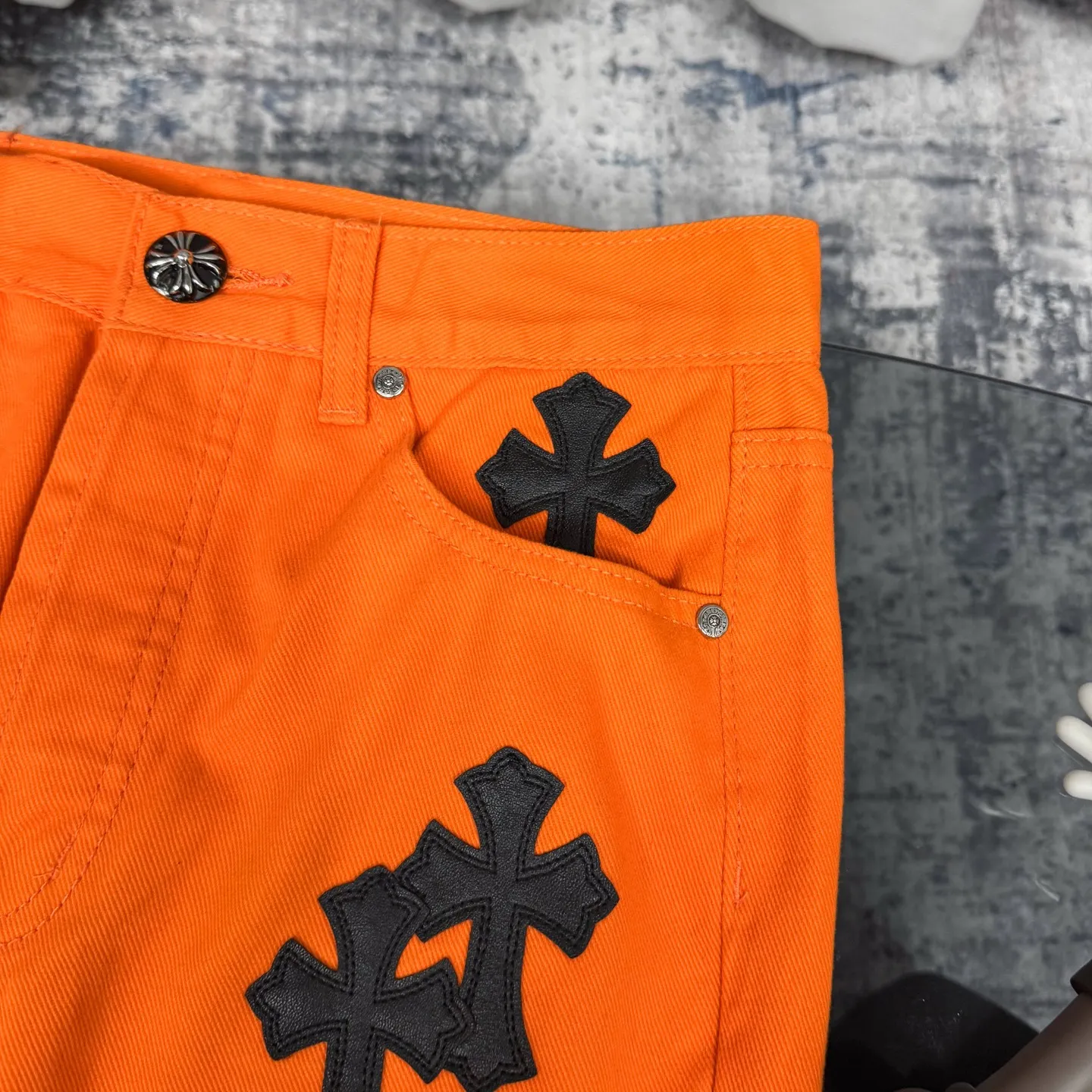 P240 Chrome hearts CH The same style as Yang and Su Extinct Virgil co-branded flare micro-flare jeans Three-dimensional version Loose and comfortable, not picky about the figure Makes you look taller and slimmer Made by a large factory Original quality control Same style for men and women Can be matched with couples Versatile recommendation A must-have jeans for all seasons Made of heavy-duty washed pure cotton denim fabric After washing, they are soft and thick and very stylish when worn Size: M-XXL Color: Orange .............